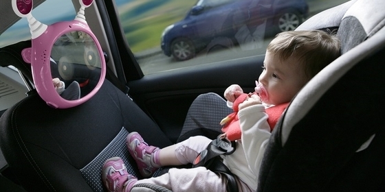 Bezpieczne dziecko - kontakt wzrokowy podczas jazdy samochodem