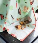 Śliniak fartuszkowy długi z kieszonką Bib pistachio green Tidy Tot