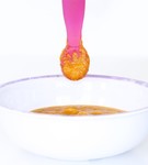 Intuicyjna łyżeczka silikonowa niekapek do nauki jedzenia różowa i fioletowa Choome