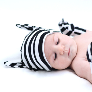 Czapeczka niemowlęca new born paski czarne Lamama