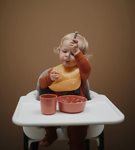 Śliniak silikonowy z kieszonką Peach Terazzo Mushie