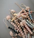 Zawieszka do smoczka koralikowa boho Cleo Sage Mushie